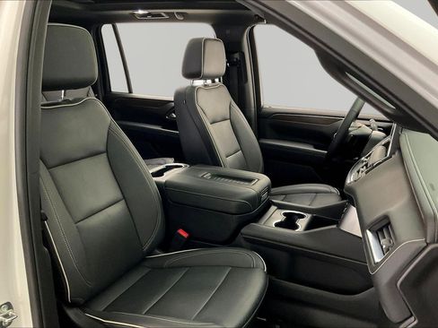 Used 2024 Chevrolet Suburban Premier w/ Premium Package 2 AWD/4WD image 30