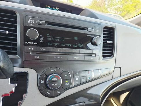 Used 2014 Toyota Sienna LE image 29