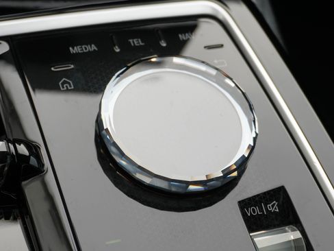 Certified 2023 BMW 760i xDrive w/ Luxury Rear Seating Package image 25