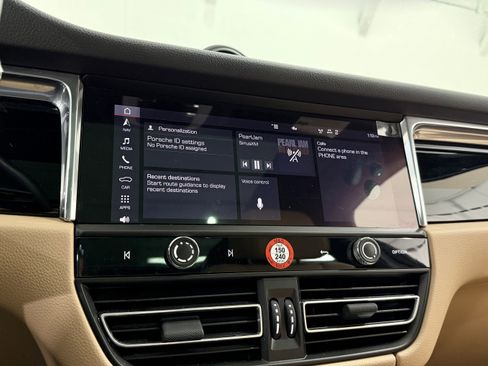 Certified 2025 Porsche Macan image 40