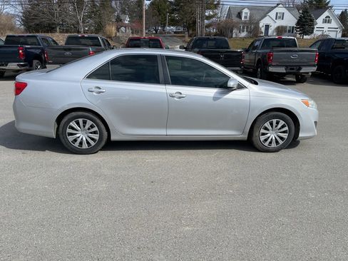 Used 2014 Toyota Camry L image 2