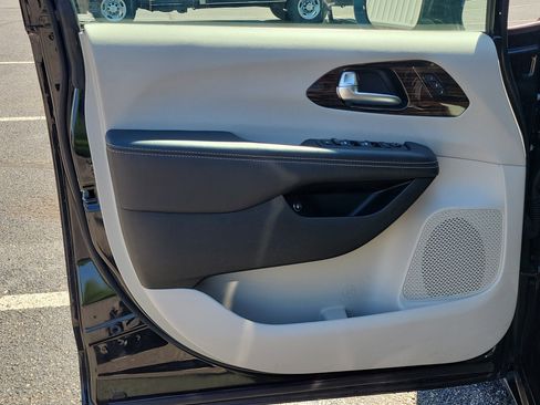 Used 2023 Chrysler Pacifica Limited FWD image 22