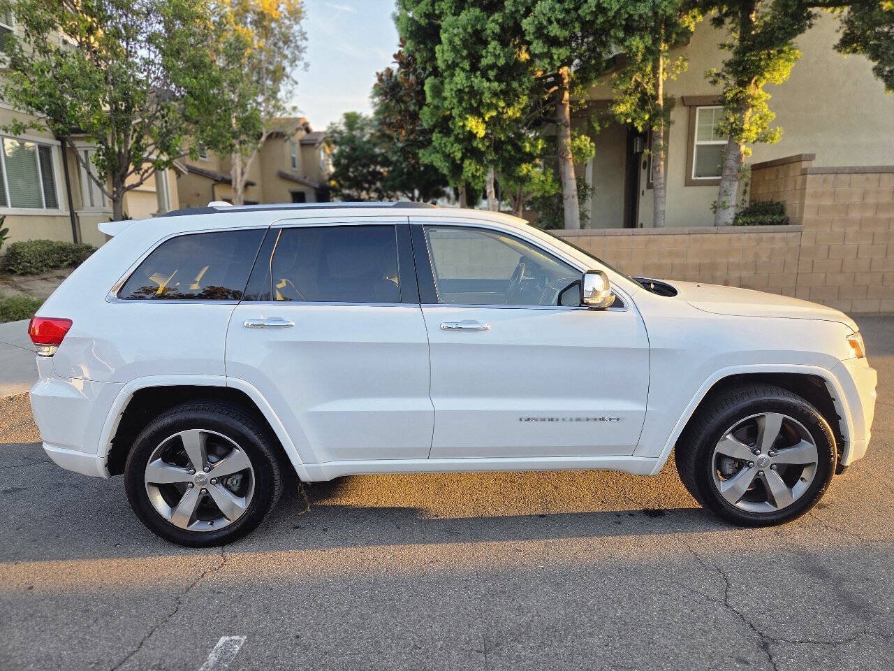 Used 2015 Jeep Grand Cherokee Overland w/ Advanced Technology Group AWD/4WD image 9
