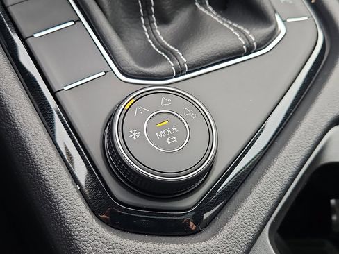 New 2025 Volkswagen Taos SE AWD/4WD image 9