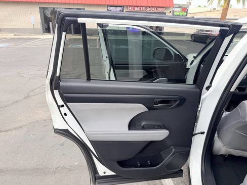 Used 2021 Toyota Highlander LE FWD image 18