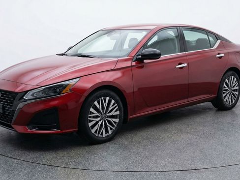 Used 2025 Nissan Altima 2.5 SV image 3