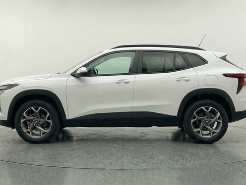 Used 2025 Chevrolet Trax LT w/ LT Convenience Package image 5