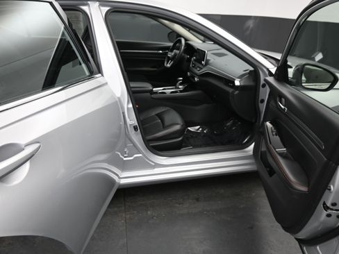 Used 2024 Nissan Altima 2.5 SR FWD image 11