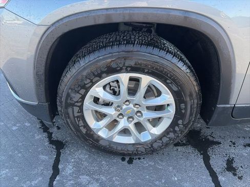 Used 2020 Chevrolet Traverse LT image 2