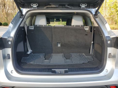 Used 2024 Toyota Highlander XLE image 10