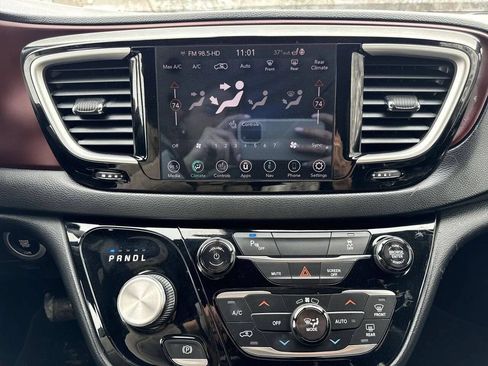 Used 2020 Chrysler Pacifica Touring-L FWD image 19