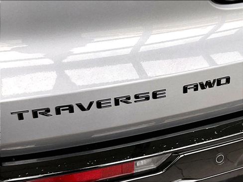 Used 2025 Chevrolet Traverse RS image 29