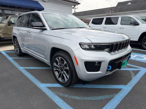 Used 2023 Jeep Grand Cherokee Overland w/ Advanced Protech Group III AWD/4WD image 3