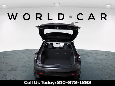 Used 2025 Nissan Kicks SV w/ SV Premium Package FWD image 4