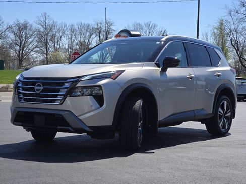 Used 2025 Nissan Rogue SL w/ Tech Package image 3