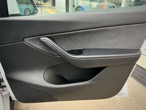 Used 2021 Tesla Model Y Long Range image 34