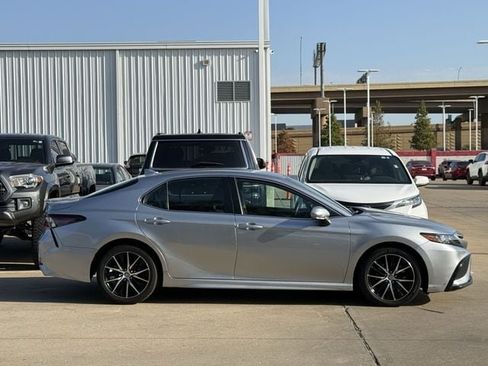 Used 2024 Toyota Camry SE FWD image 3