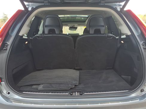 Used 2017 Volvo XC90 T6 Momentum w/ Vision Package AWD/4WD image 5