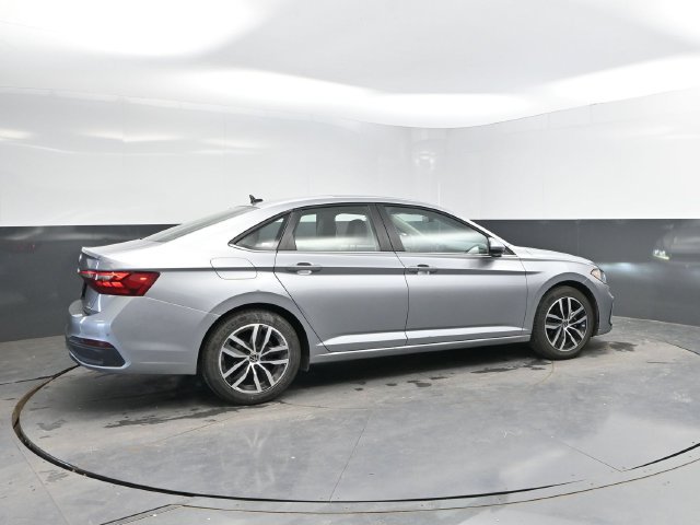 Used 2025 Volkswagen Jetta SE FWD image 2