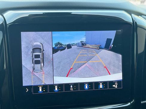 Used 2021 Chevrolet Traverse LT w/ LT Premium Package image 14