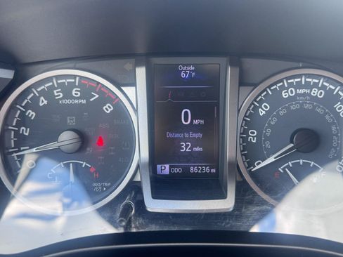 Used 2020 Toyota Tacoma SR5 AWD/4WD image 9