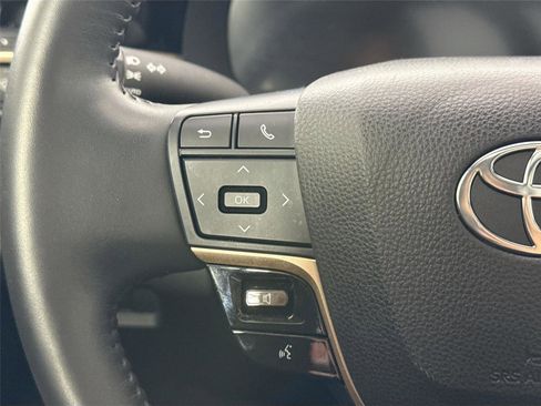 Used 2023 Toyota Crown Limited image 17