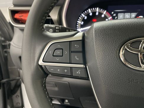 Used 2023 Toyota Highlander XLE FWD image 19