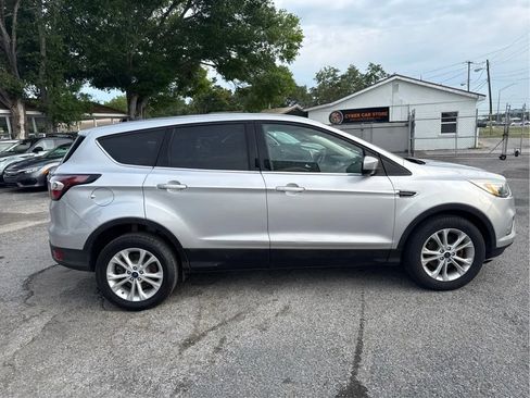 Used 2017 Ford Escape SE FWD image 4
