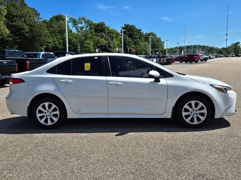 Used 2024 Toyota Corolla LE AWD/4WD image 7