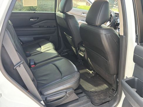 Used 2023 Nissan Pathfinder SL AWD/4WD image 16