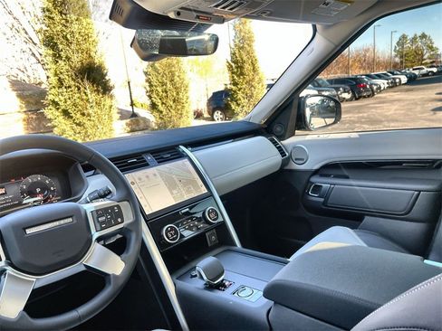 Certified 2025 Land Rover Discovery S image 13