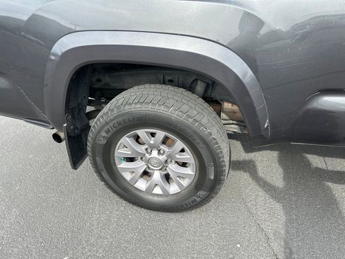 Used 2019 Toyota Tacoma SR5 AWD/4WD image 14