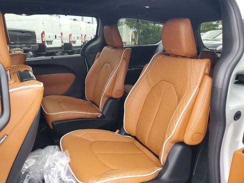 New 2026 Chrysler Pacifica Pinnacle image 8
