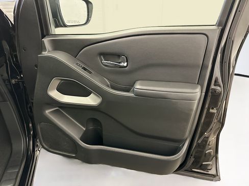 Used 2023 Nissan Frontier SV image 32