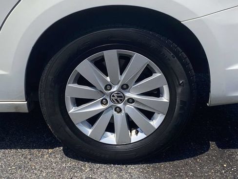 Used 2012 Volkswagen Routan SEL FWD image 8