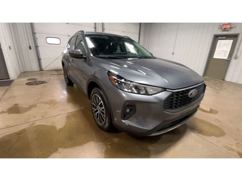 Used 2023 Ford Escape SE image 2
