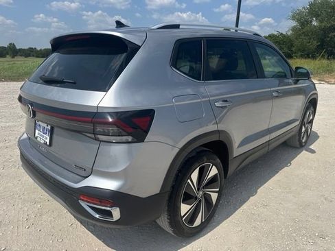 Used 2025 Volkswagen Taos SE AWD/4WD image 6