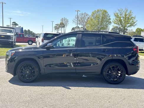 Used 2024 GMC Terrain SLE w/ Driver Convenience Package image 7