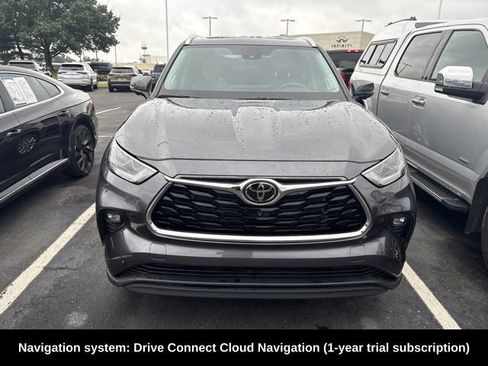 Used 2023 Toyota Highlander Limited FWD image 2