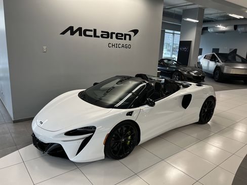 Used 2025 McLaren Artura Spider RWD image 4