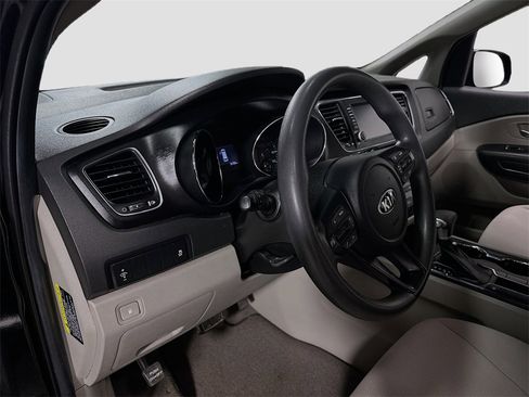 Used 2020 Kia Sedona L image 10