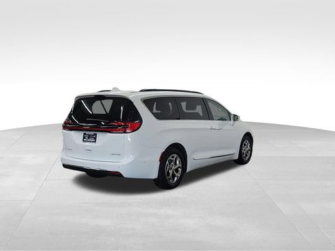 Used 2022 Chrysler Pacifica Limited FWD image 8