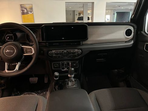 Used 2025 Jeep Wrangler Unlimited Sahara AWD/4WD image 35