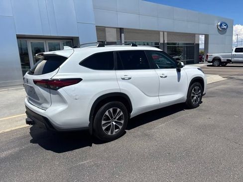 Used 2023 Toyota Highlander XLE AWD/4WD image 5