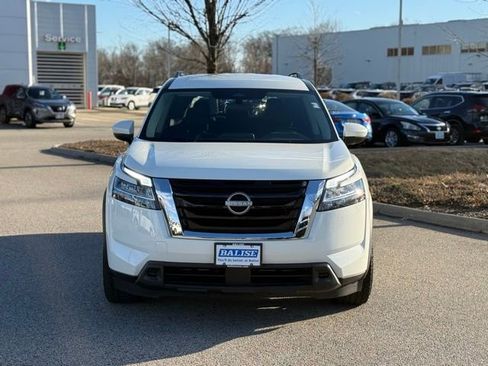 Used 2022 Nissan Pathfinder SV image 2