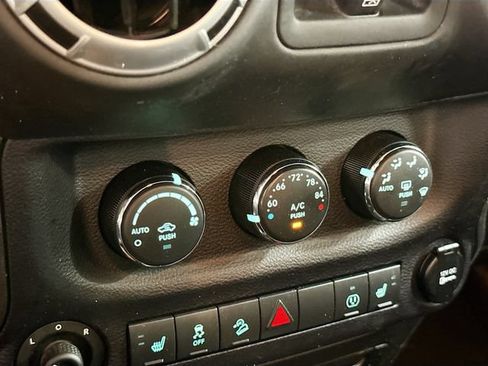 Used 2015 Jeep Wrangler Unlimited Rubicon AWD/4WD image 15