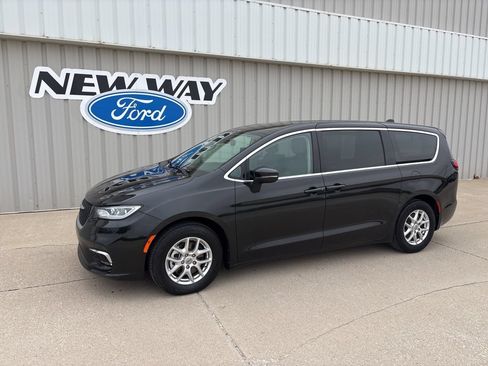 Used 2023 Chrysler Pacifica Touring-L FWD image 1
