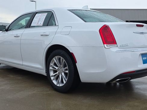 Used 2019 Chrysler 300 Touring w/ Quick Order Package 2EF RWD image 3