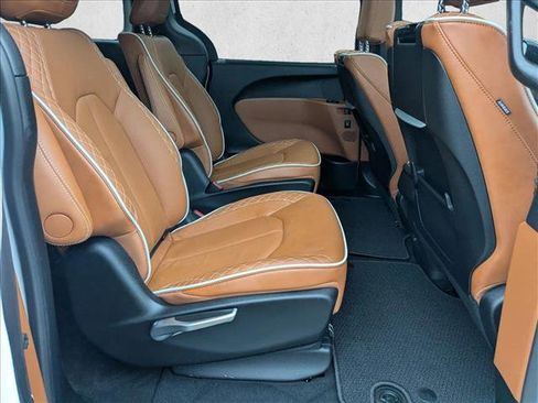 Used 2025 Chrysler Pacifica Pinnacle image 23