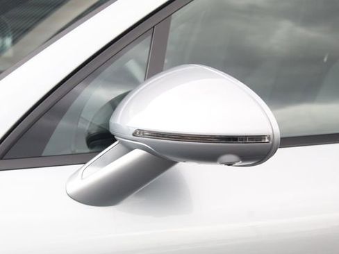 Certified 2025 Porsche Macan image 14